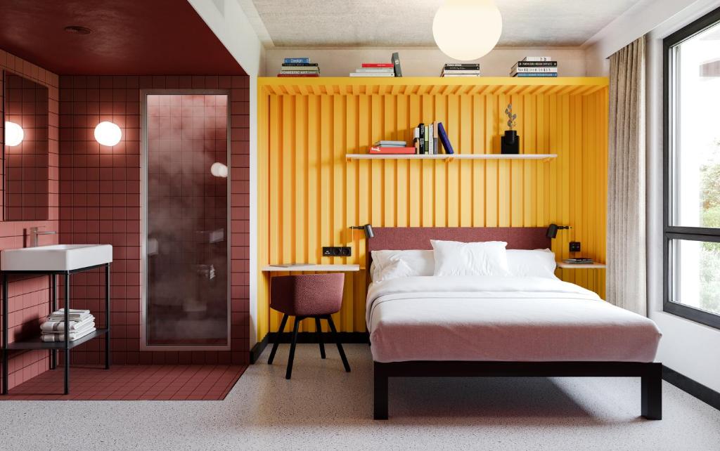 勒阿弗尔JOST Hôtel Le Havre Centre Gare的一间卧室设有一张床和黄色的墙壁