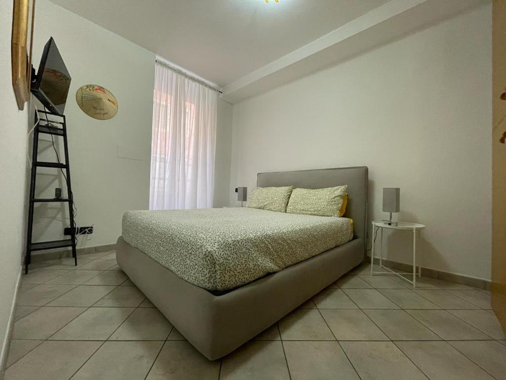 阿拉西奥Casa Celeste, bilocale nel pieno centro di Alassio的一间卧室设有一张床、梯子和窗户