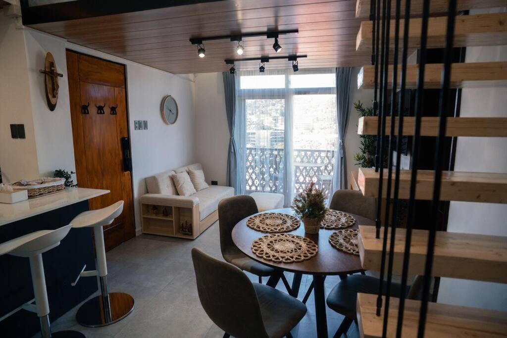 碧瑶Tinker's Cabin Baguio的小型客厅配有桌椅