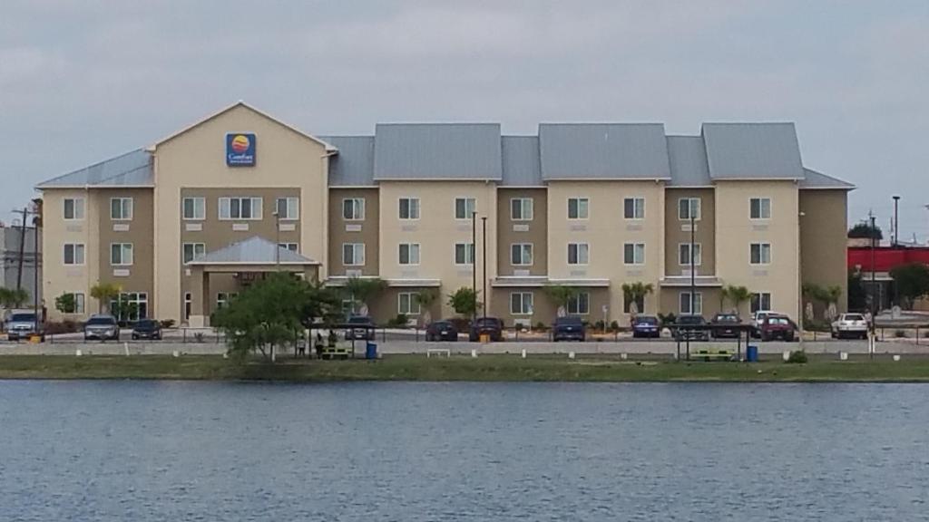 伊格尔帕斯湖畔康福特茵汽车旅馆及套房的靠近水体的大建筑