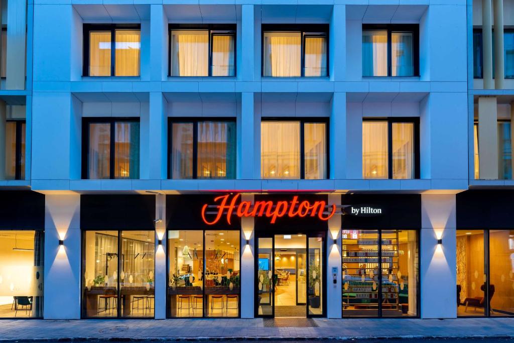 布达佩斯Hampton By Hilton Budapest City Centre的一座蓝色的大建筑,上面有药房标志