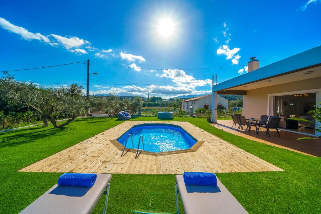 瓦莫斯Villa Lima Pool & Jacuzzi Chania的一个带游泳池和房子的后院