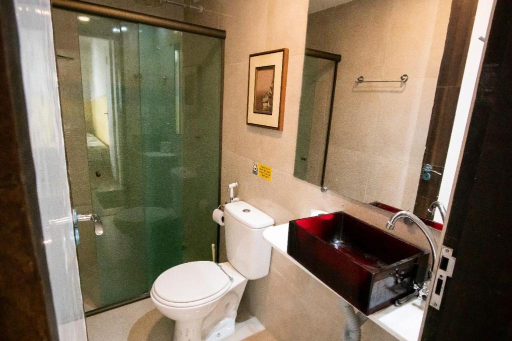 累西腓The Place Hostel的浴室配有卫生间、淋浴和盥洗盆。