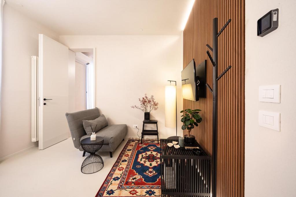 维罗纳Verona Liberty Flats - Torricelle e Adige的客厅配有沙发和椅子