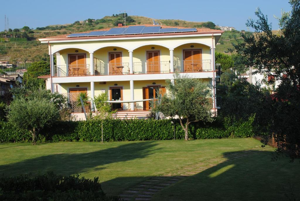 桑吉内托拉瑞斯酒店的一座带庭院的山丘上白色的大房子
