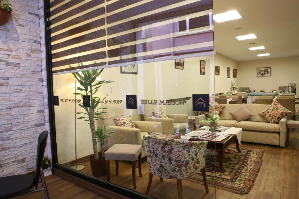 伊斯坦布尔百丽梅森酒店的客厅配有沙发和桌椅