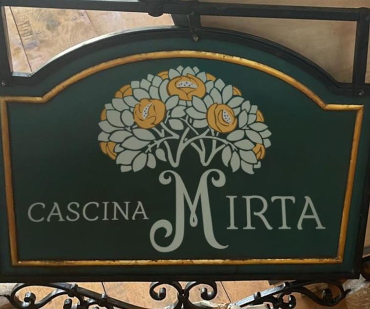 Andorno MiccaCascinaMirta的花上花的卡西塔米尔塔标志