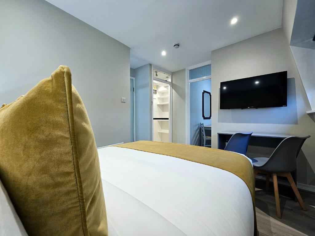 伦敦BOKA Earls Court的一间酒店客房,配有一张床和一台电视
