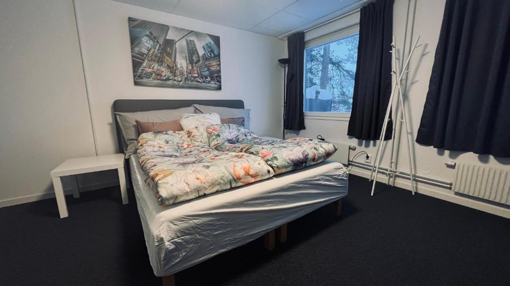 TimråRentalux Apartments at Vivansborg的一间卧室配有一张带床罩的床和窗户