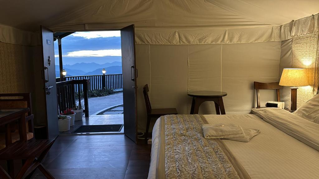 穆克缇斯瓦Blue Lotus by M - Resort and Camps的一间卧室设有一张床,享有阳台的景色