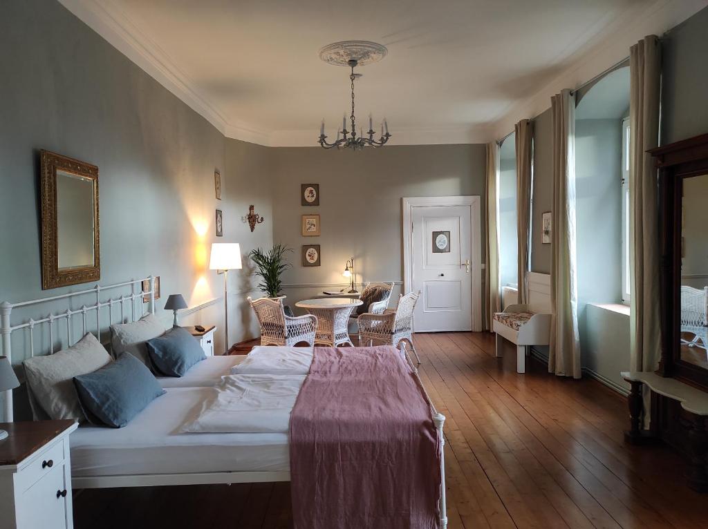 NeuhausenGartenzimmer im Schloss Neuhausen的卧室配有一张床和一张桌子及椅子