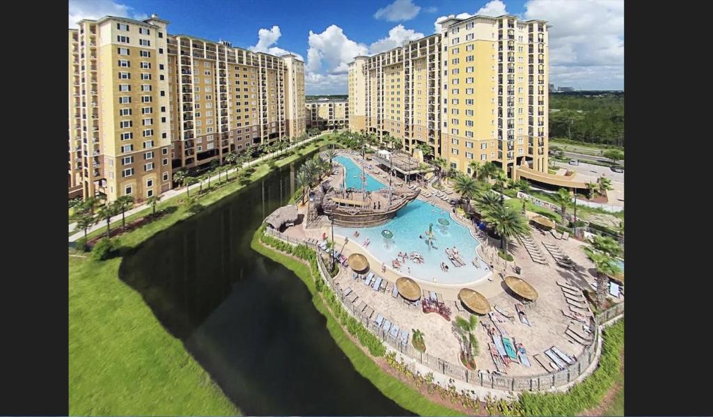 奥兰多Best Disney Resort Condo Orlando的享有带游泳池的度假村的空中景致