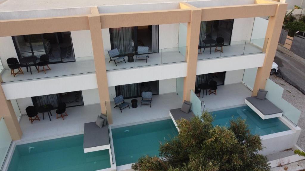 达拉索Nuovo Luxury Suites的享有带游泳池的建筑的空中景致