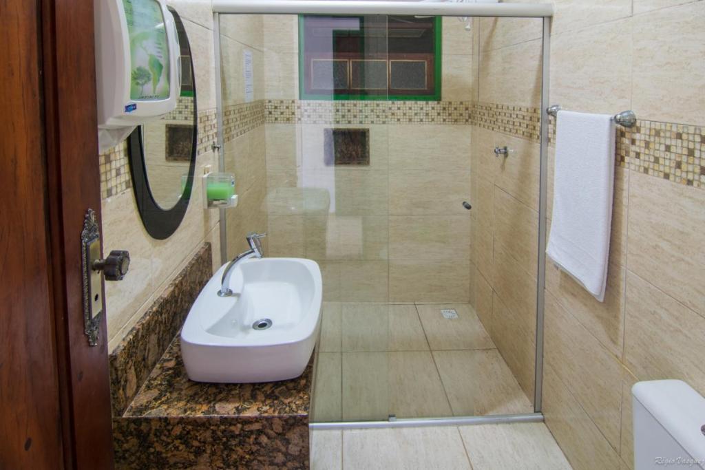 Pousada Casa do Rio Hostel - 8 min do Centro Hístorico - Passeio de Barco com saída da Pousada -Pago a parte- Perto das Praias e Beira Rio的一间浴室