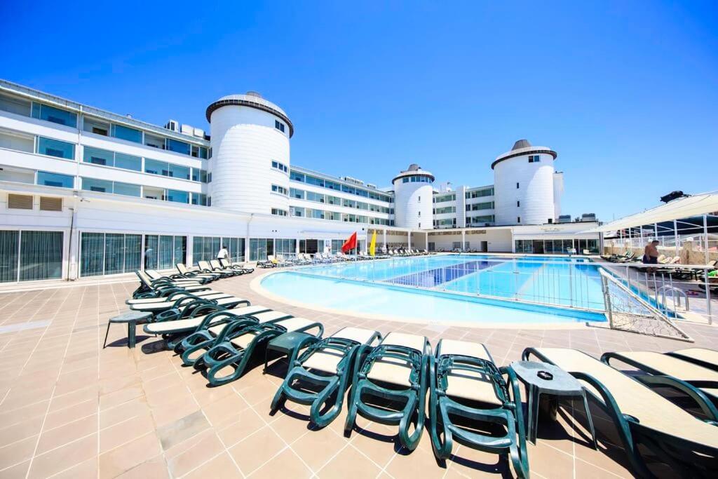 凯麦尔Jura Hotels Kemer Resort的一艘游轮上游泳池畔的一排躺椅