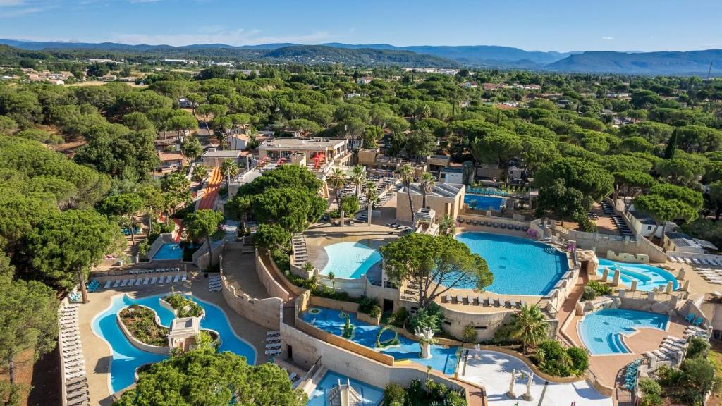 勒米伊西贾尔斯露营酒店的享有度假胜地的空中景致,设有2个游泳池