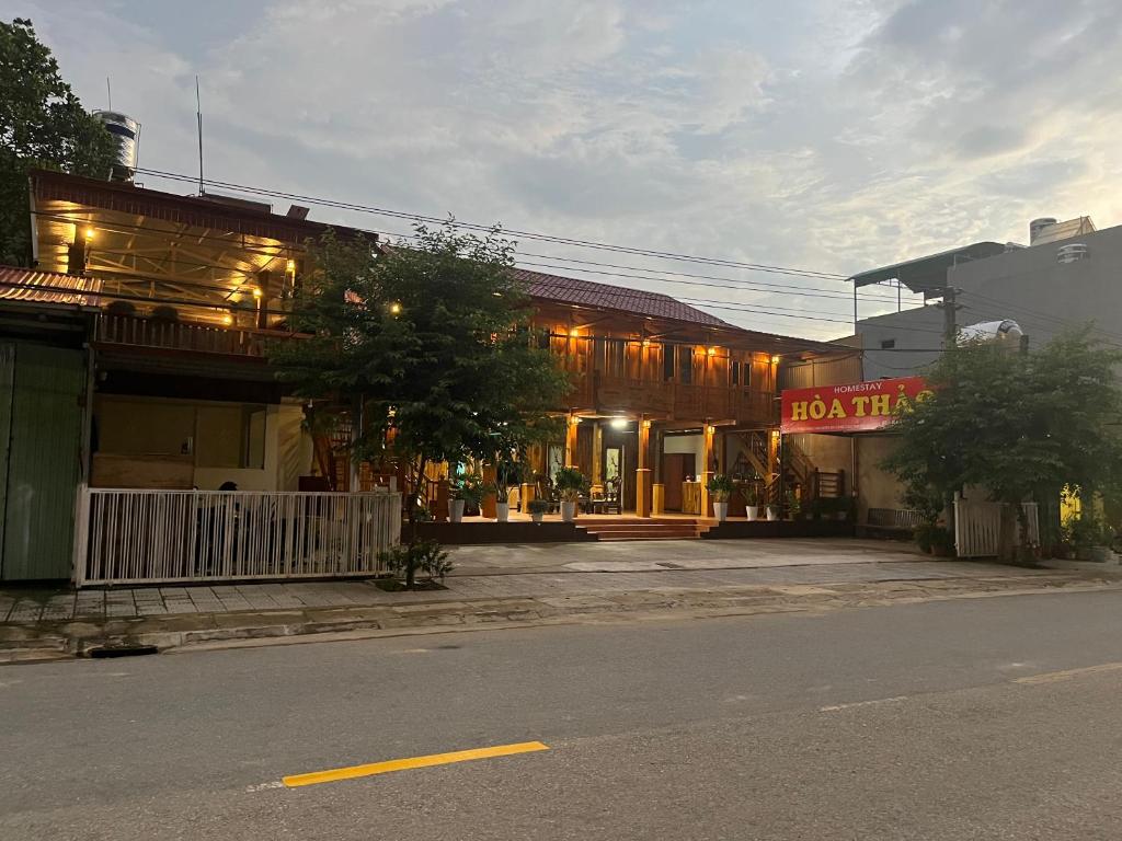 Mù Cang ChảiHomestay Hoa Thao的街道边有标志的建筑物