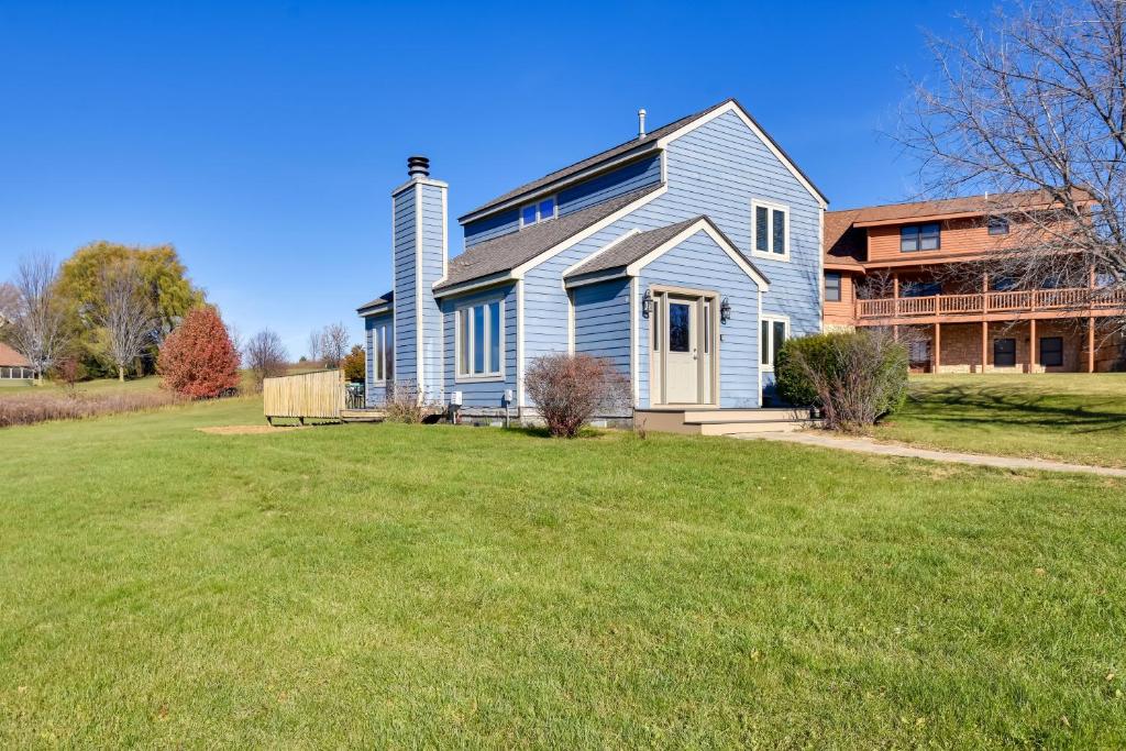 加利纳Cozy Illinois Abode with Deck and Grill, Near Golfing!的蓝色的房子,前面有一个大院子