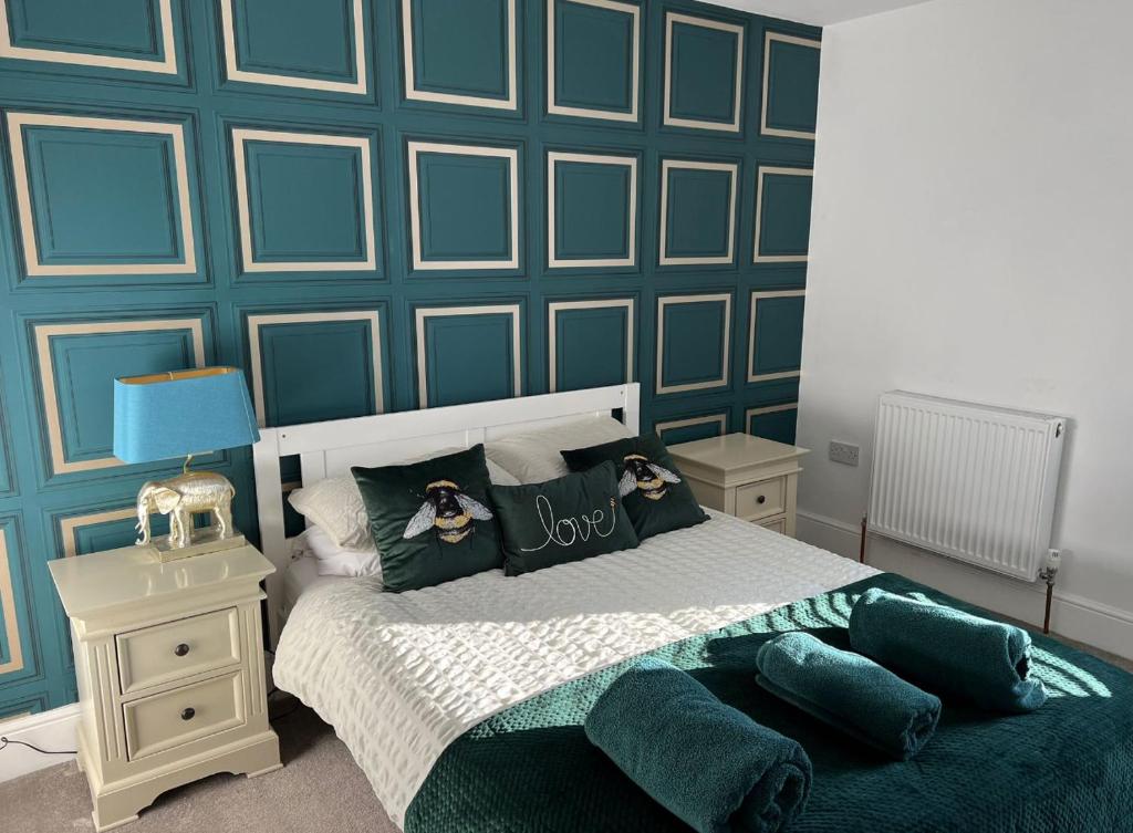 奥萨格Alsager Town Centre Apartment的一间卧室配有一张蓝色墙床