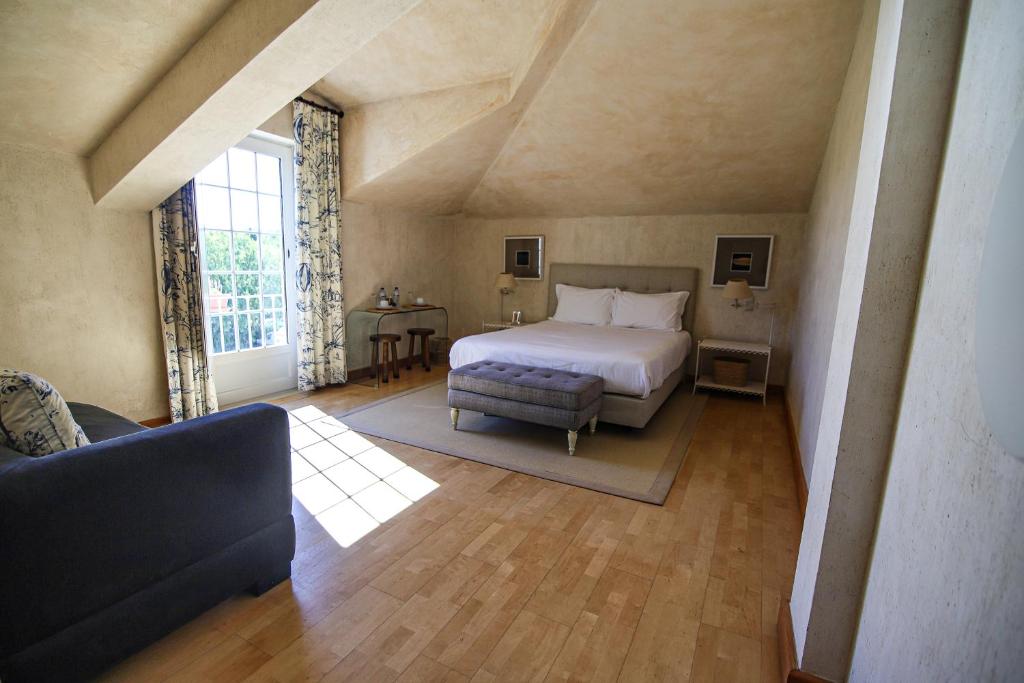 阿泽陶金塔德酒店的一间卧室设有一张床和一间客厅。