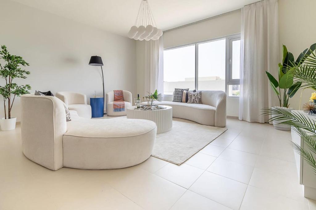 迪拜Frank Porter - Urbana 3的白色的客厅配有白色家具和植物