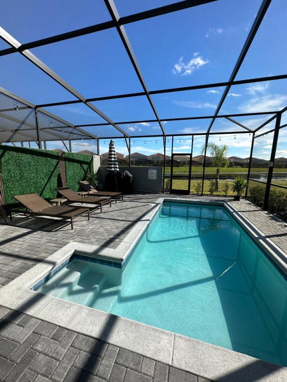 达文波特Orlando Relax的一个带屋顶的游泳池,位于庭院上