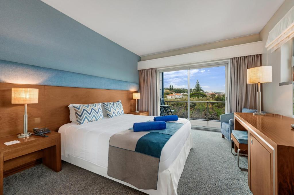英雄港杜卡拉科尔酒店的酒店客房设有床和窗户。
