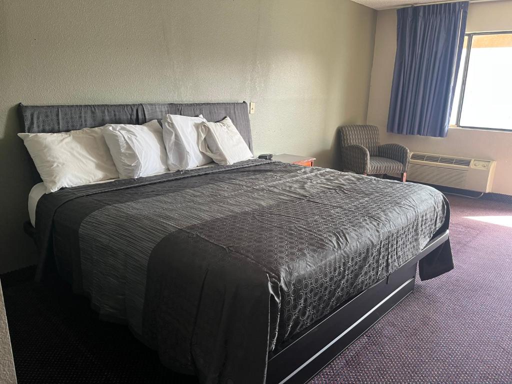 圣安东尼奥霍尔马克套房酒店的一间卧室配有一张大床和黑色棉被