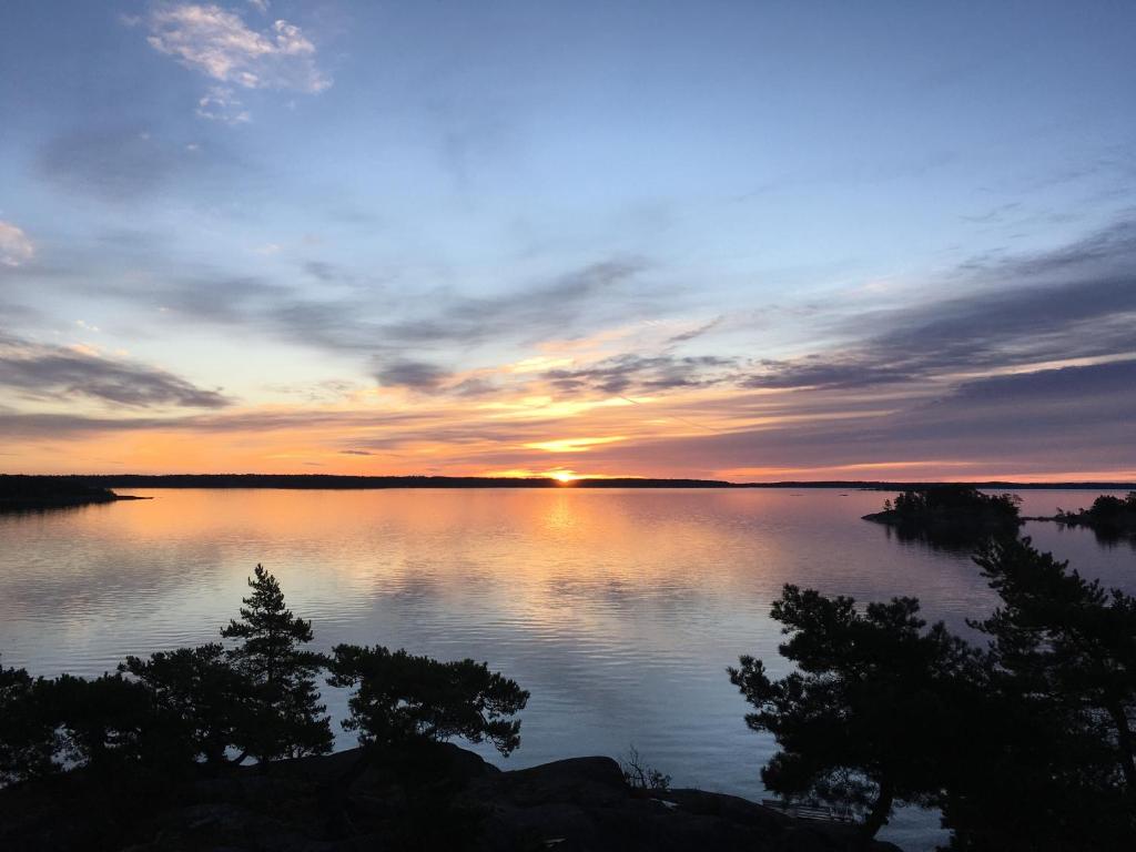 IngmarsöCozy Cabin in Stockholms Archipelago的日落在一大片水面上
