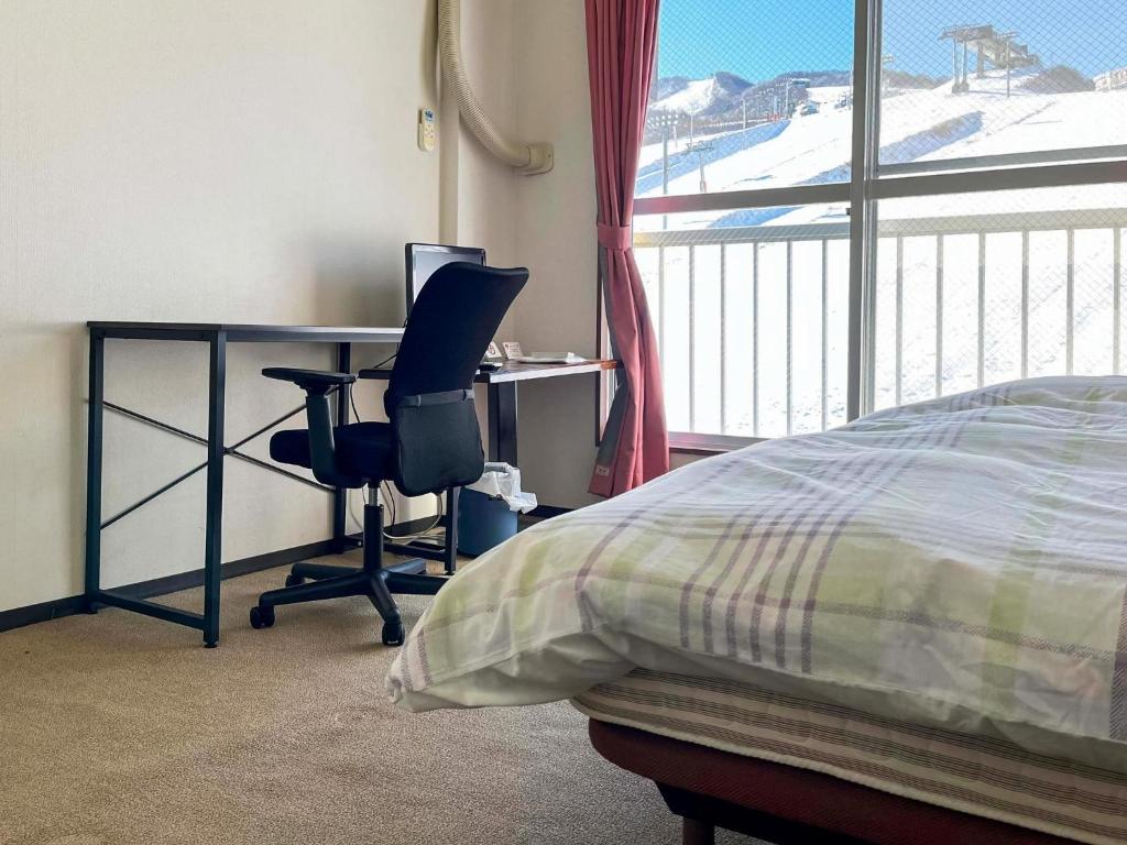 关市Ishiuchi Ski Center - Vacation STAY 09176v的一间卧室配有一张床、一张书桌和一个窗户。