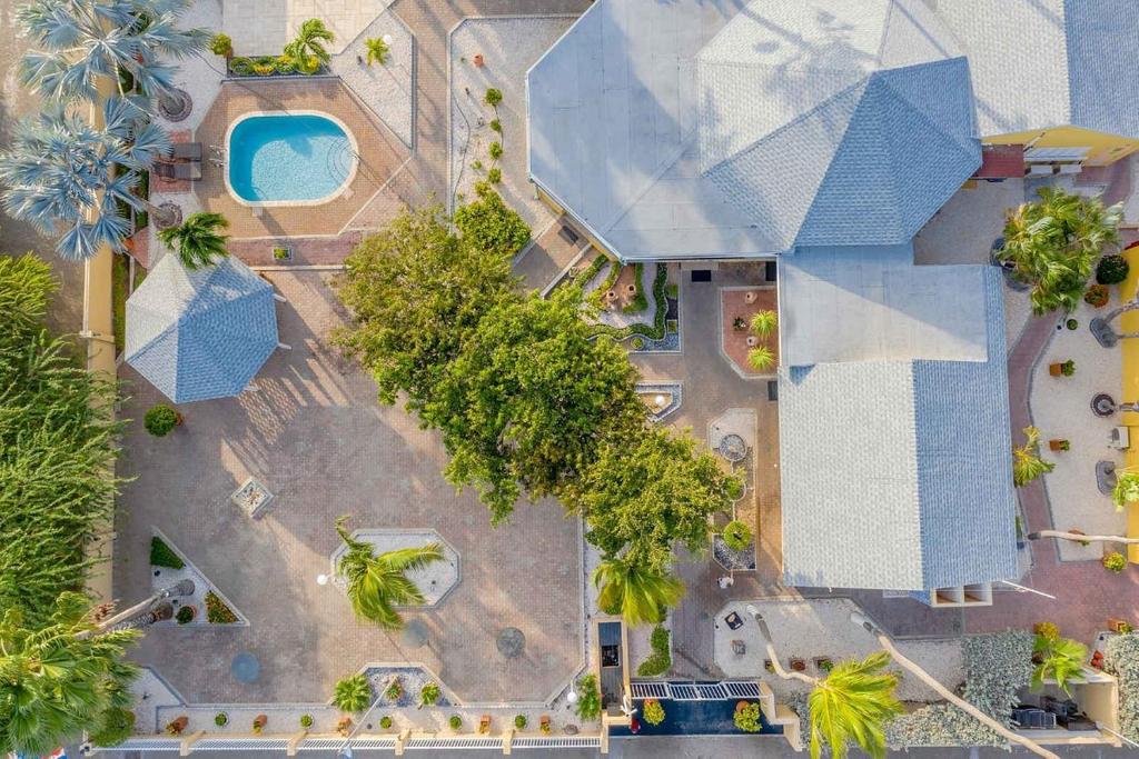 棕榈滩MVC鹰湾酒店的享有带游泳池和树木的度假屋的顶部景致