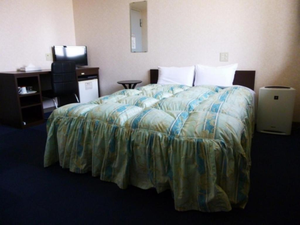 米子市Hotel Wakow - Vacation STAY 22131v的一张位于酒店客房的床铺,配有一张大床