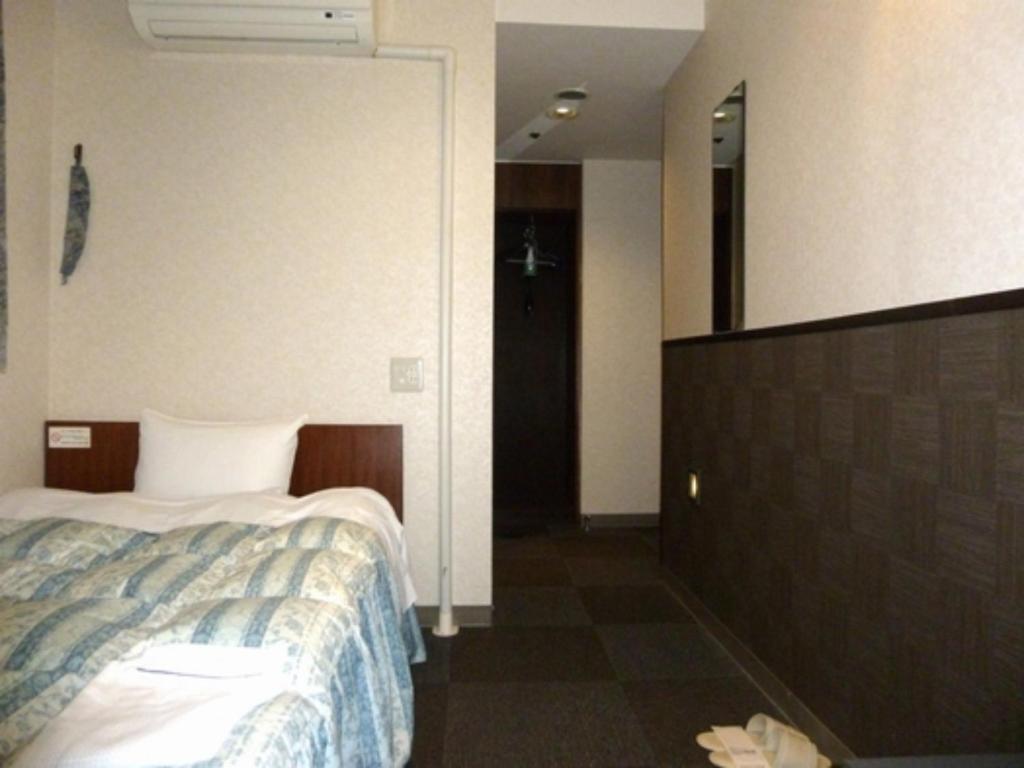 米子市Hotel Wakow - Vacation STAY 21988v的酒店客房,配有床和镜子