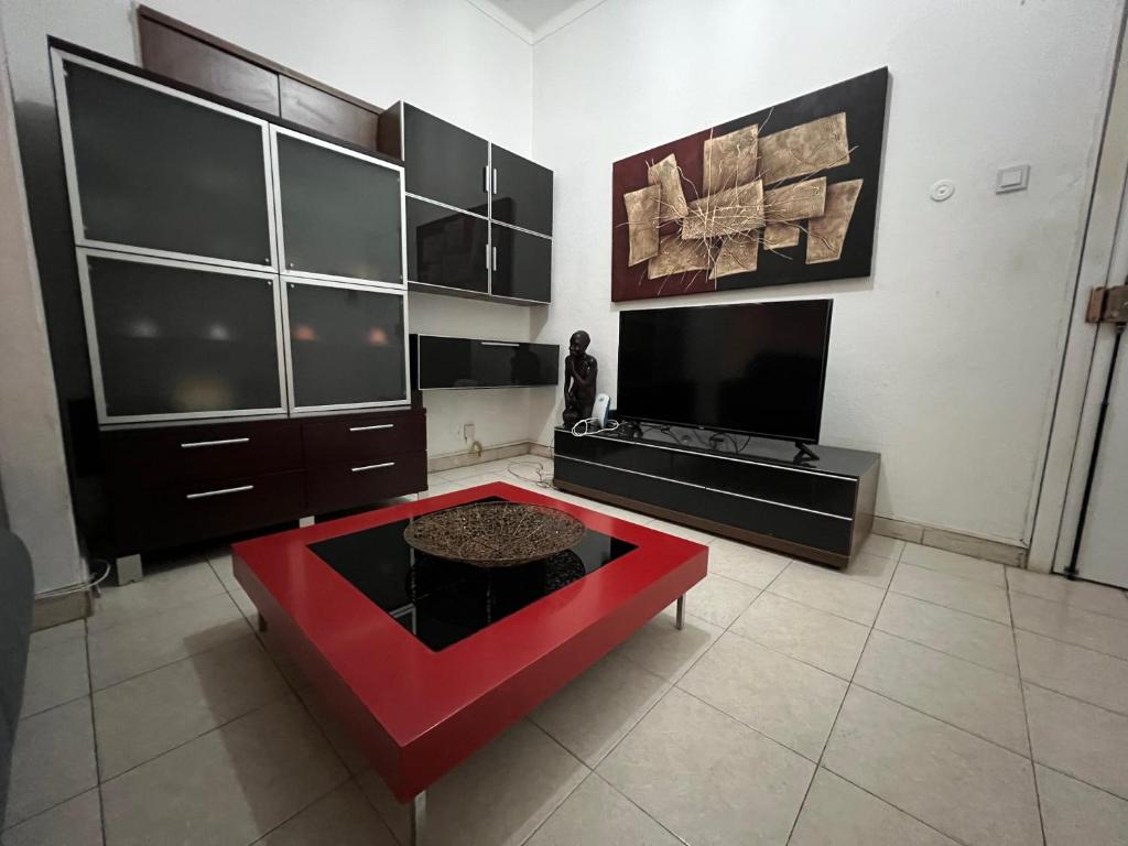 罗安达África em Zona Comercial de Luanda的客厅配有红色沙发和电视