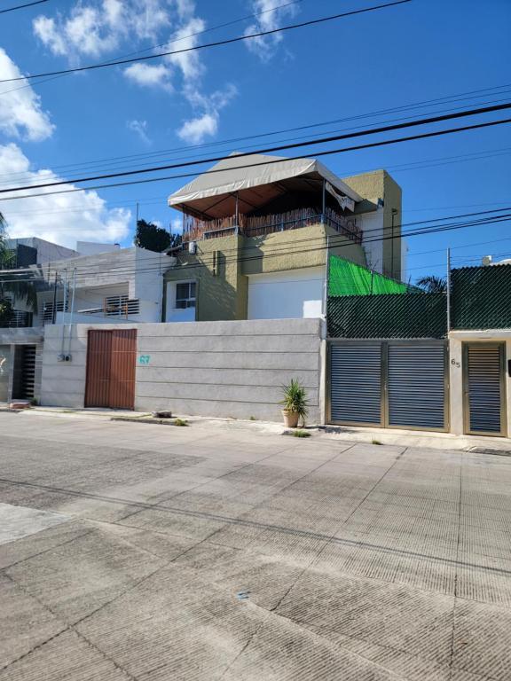 坎昆Xungla Cancún的街道上的房子,带车库
