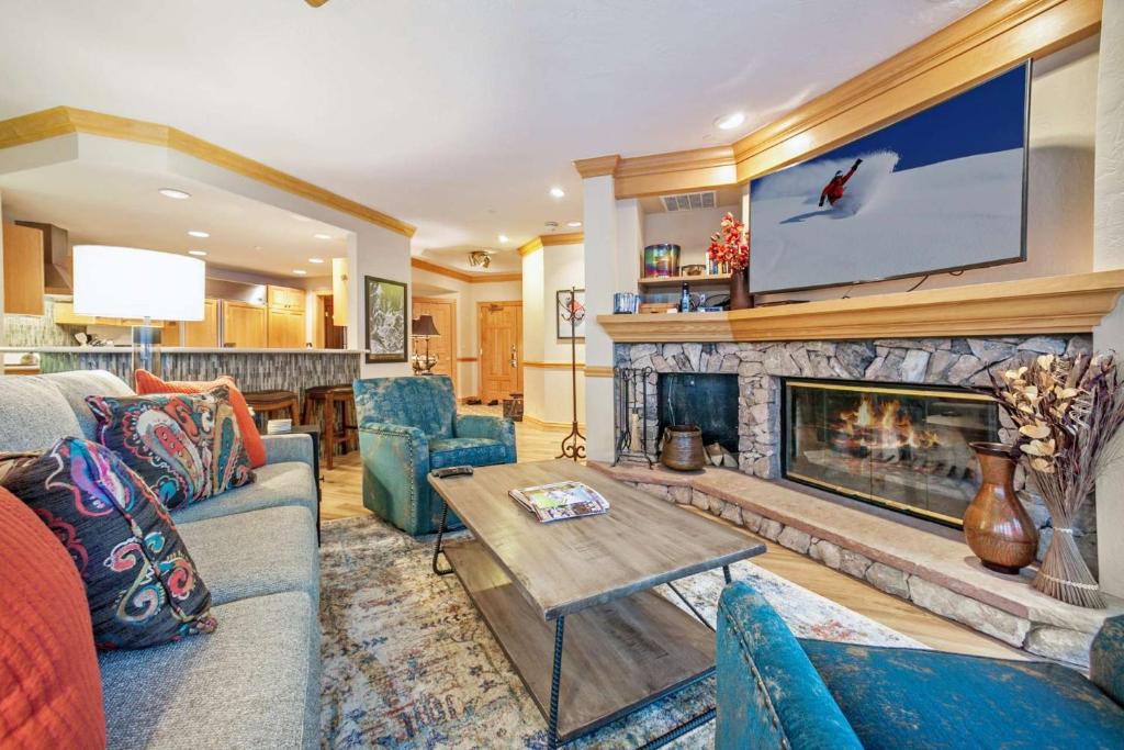 比弗河Beaver Creek Lodge 421的带沙发和壁炉的客厅