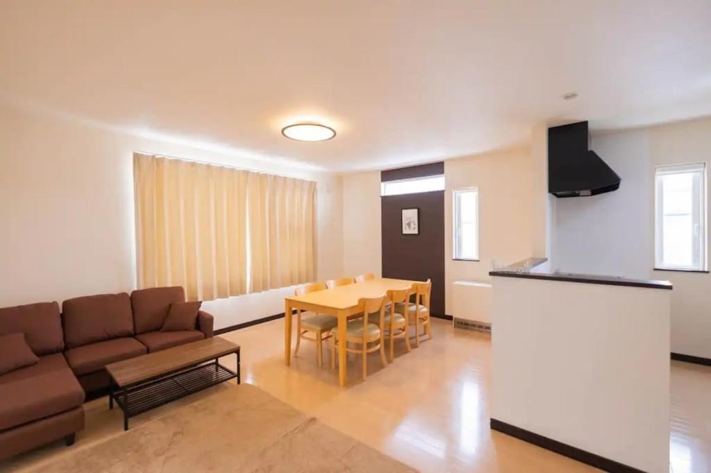 旭川STAY IN ASAHIBASHI - Vacation STAY 26632v的客厅配有沙发和桌子