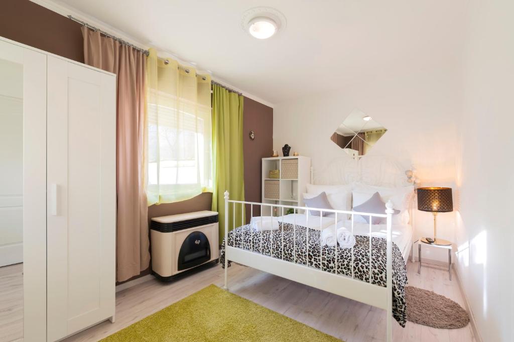 布达佩斯Barbarosa Sweet Dream 3的一间小卧室,配有白色的床和窗户