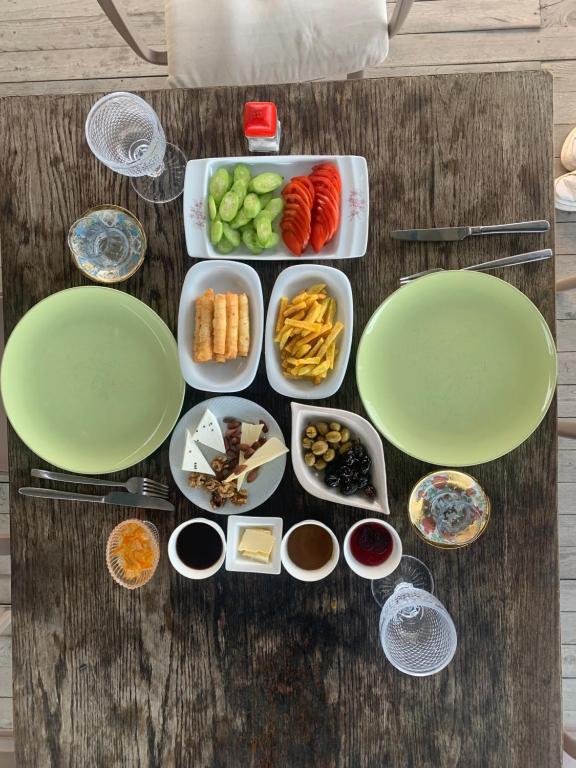 卡斯Mozaik Pansiyon的桌上放有盘子和碗的食物