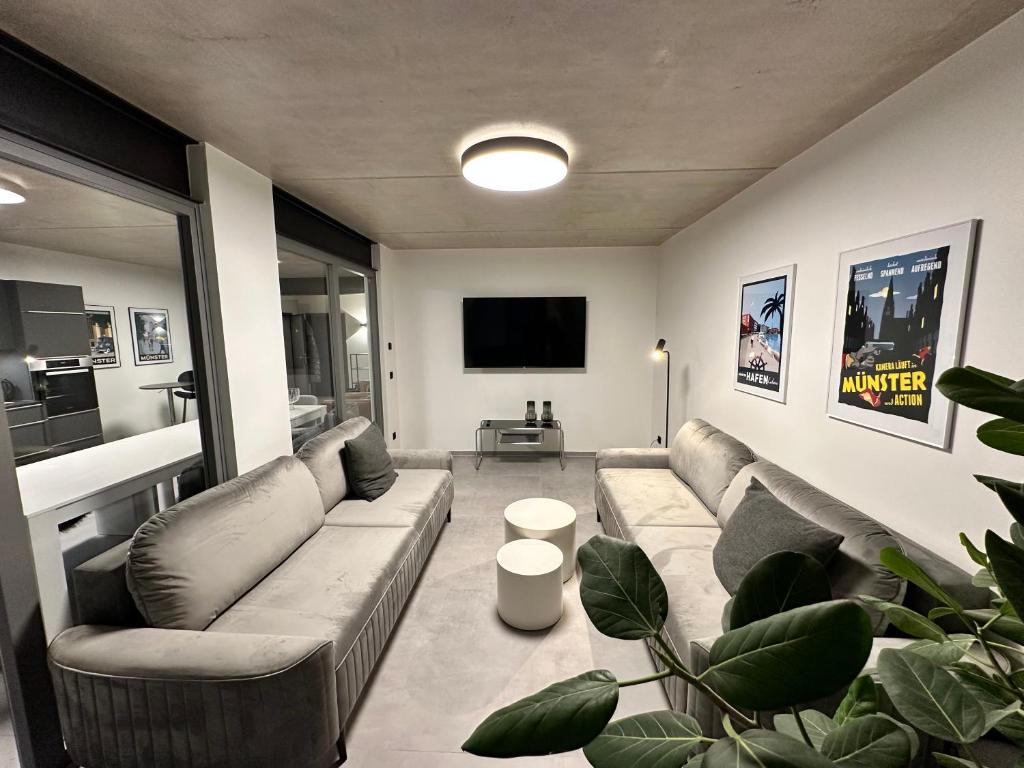 明斯特Luxuriöses Apartment direkt am Kanal 125 m² - youpartments的带沙发和平面电视的客厅