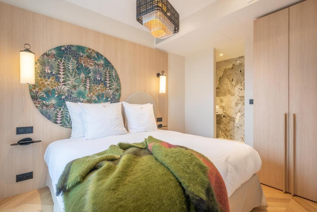巴黎Yuna Saint-Germain-des-Prés - Serviced Apartments的卧室配有白色的床和绿毯