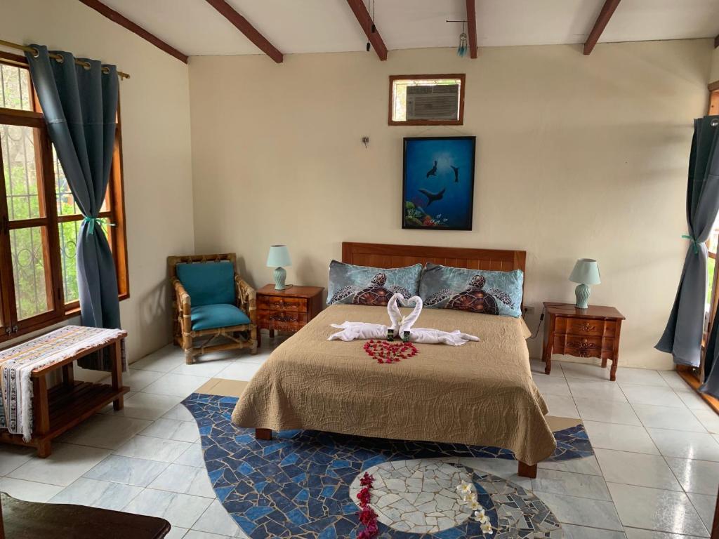 圣克里斯托瓦尔Casa Verde Vacation Garden Home的一间卧室配有一张床,上面有两条毛巾