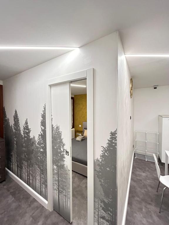 罗维戈Suite 31 ApartamentRovigo的一间有滑动玻璃门的房间,里面种有树木