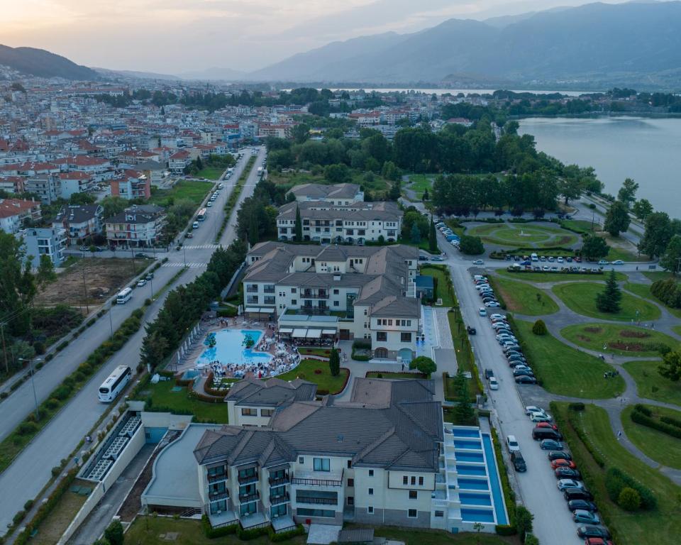 约阿尼纳杜拉克会议水疗中心酒店 的享有湖泊城镇的空中景致
