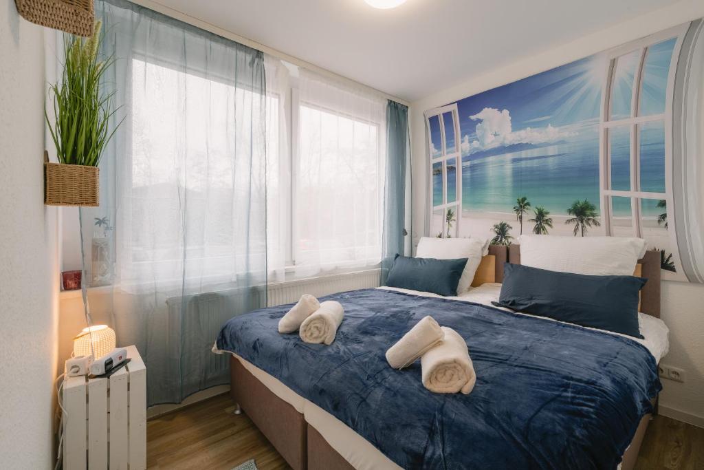 拜罗伊特Modernes 2-Zimmer Themen-Apartment "Heimathafen" im Zentrum的一间卧室配有蓝色的床和毛巾