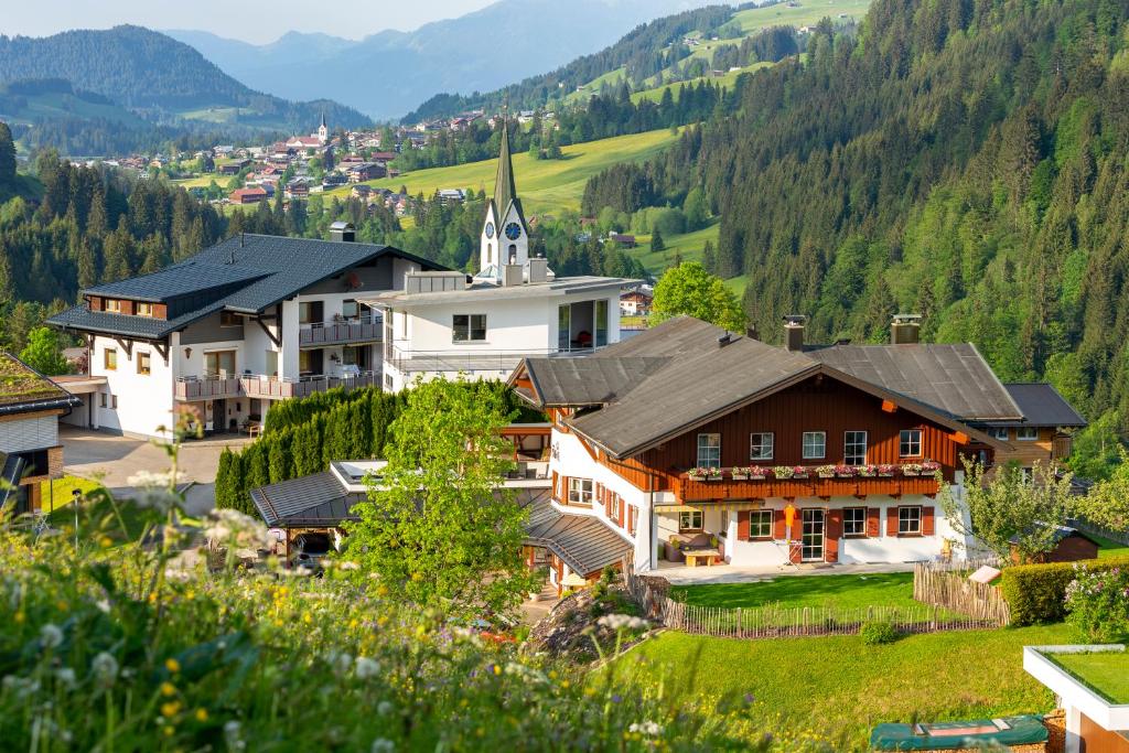 希洛谢克Haus Berg & Tal的山村,有教堂