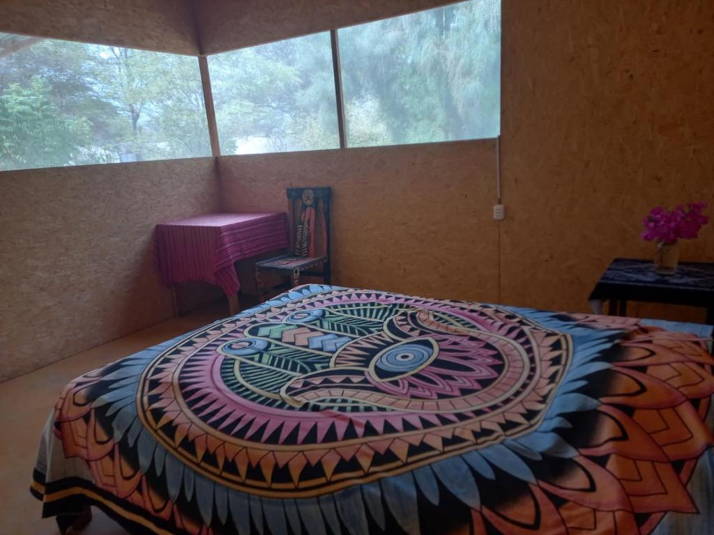 曼克拉Maison Nim的一间卧室配有一张设计精美的床