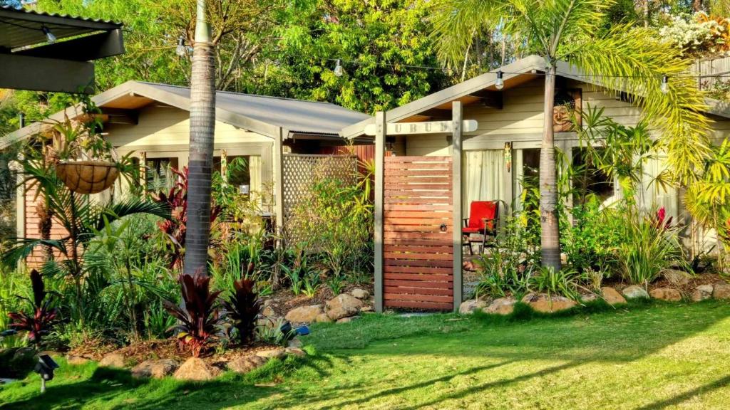 黄金海岸Healing Garden Retreat - Uluwatu的前面有花园的小房子