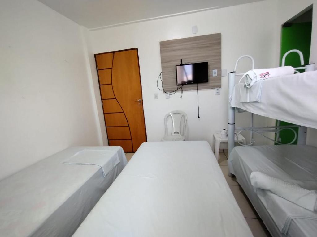 北茹阿泽鲁Hotel Vitoria Iracema的一间医院间 - 带两张床和电视