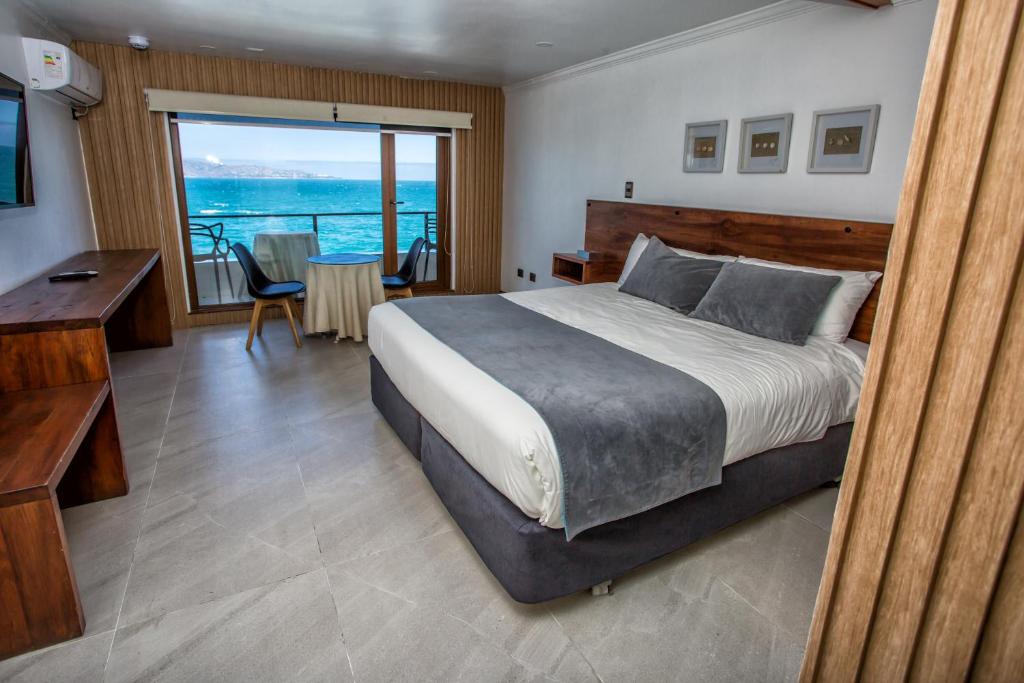 维纳德马海洋酒店 的一间卧室配有一张床,享有海景